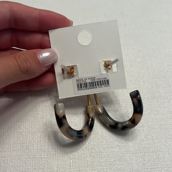 35. NWT Madewell Half and Half Hoop Earrings in Shell Tort - Picture 3 of 3